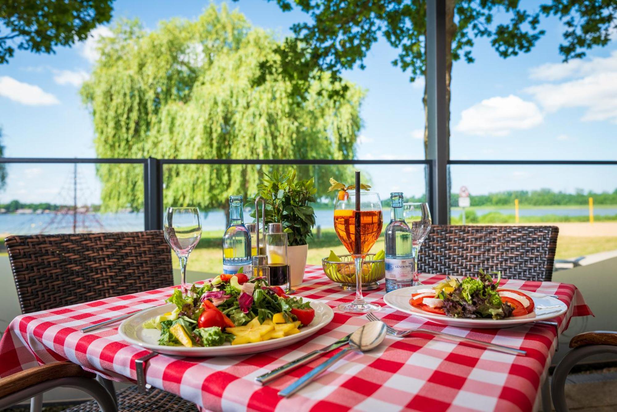 Strandhaus Am Inselsee Hotel Guestrow Exterior photo